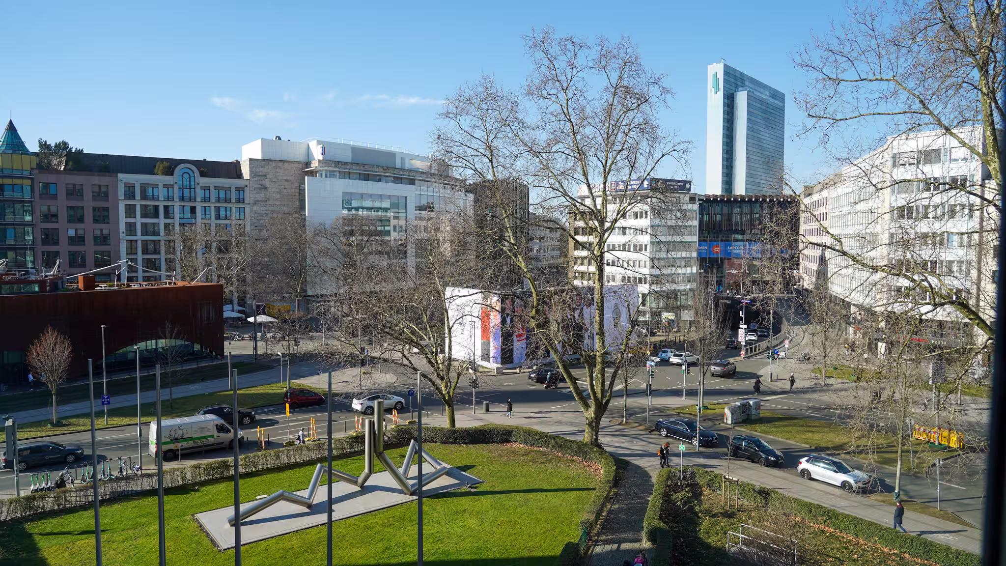 Blick aus dem Bürogebäude bei Carl Rieck in Düsseldorf, mit Aussicht auf die Stadt.