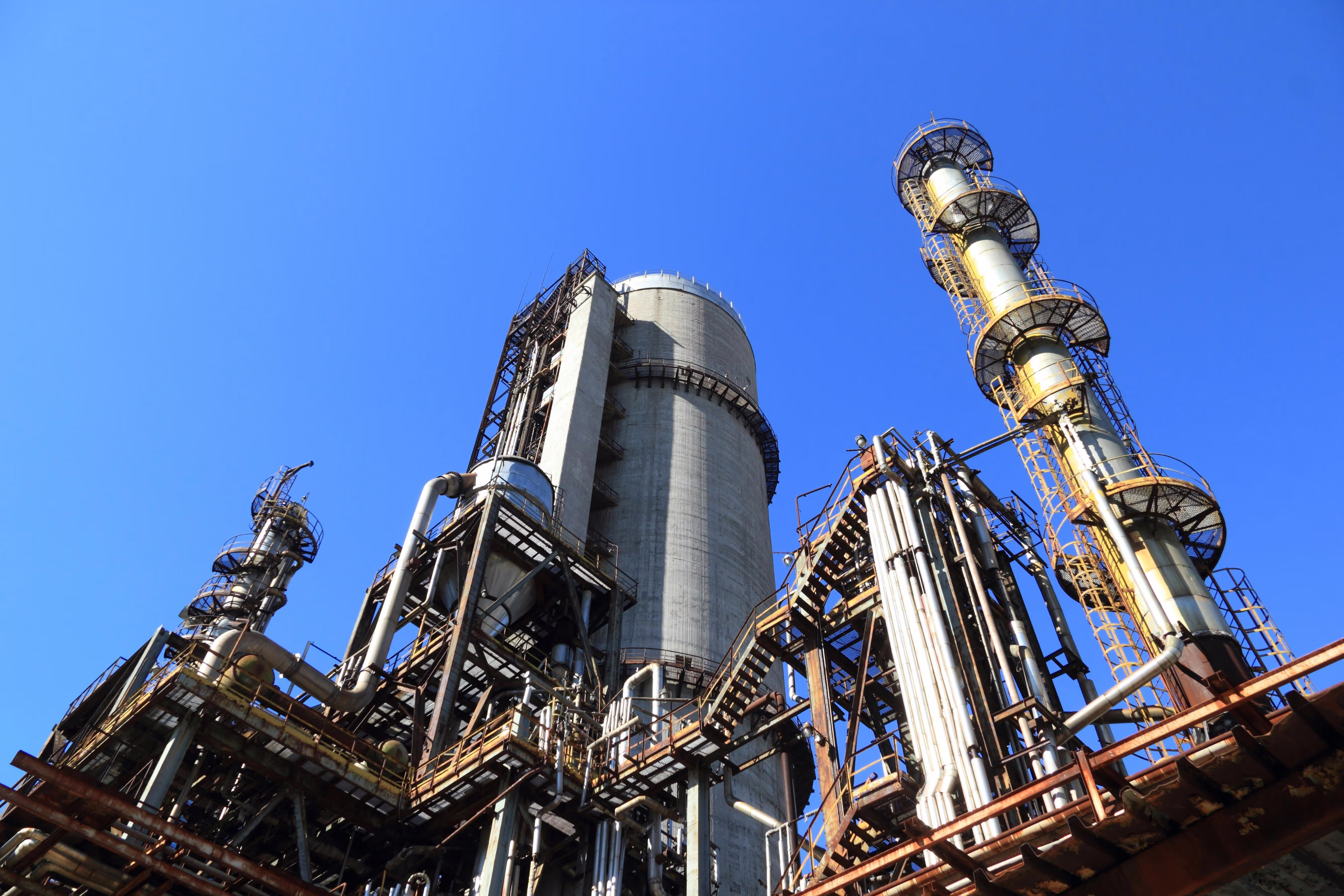 Eine Industrieanlage vor wolkenlosem Himmel.