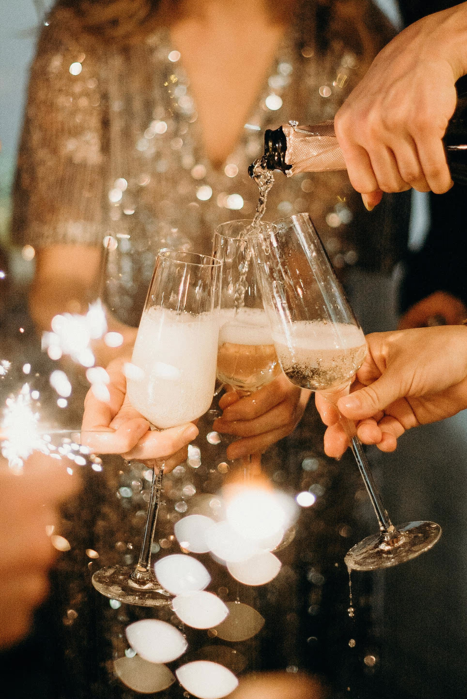 Sekt wird in Gläser eingeschenkt
